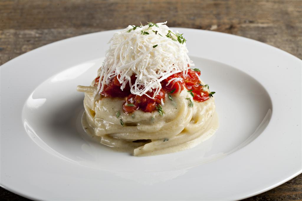 Spaghetti, melanzana, pomodoro e ricotta salata, Punto officina del gusto, Chef Damiano Donati, Lucca