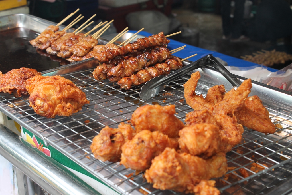 spiedini di maiale, Thai Street Food, Bangkok, Thailandia 