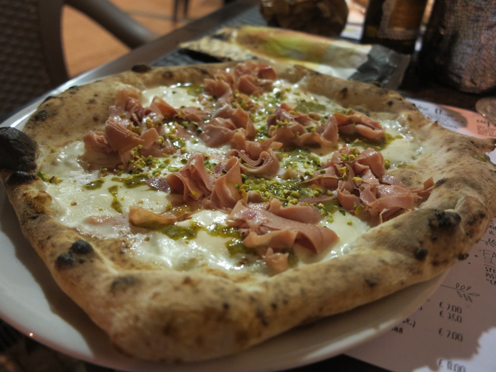 pizza, fiordilatte, pistacchi, mortadella, 400 Gradi, Chef Andrea Godi, Francesco Cassiani, Lecce