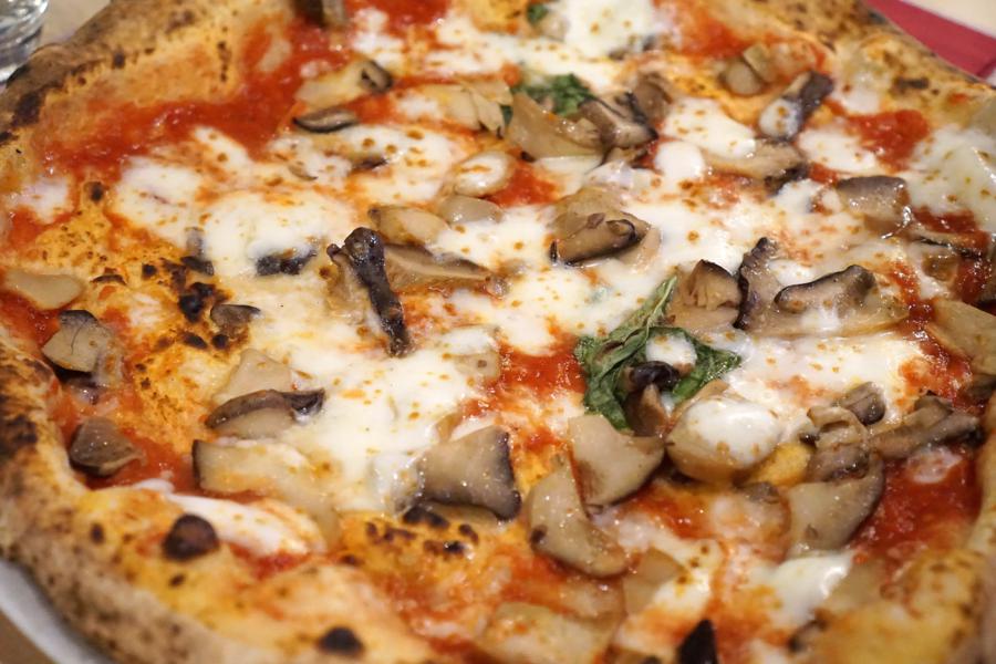 pizza, funghi, Pizzeria Salvo, Francesco e Salvatore Salvo, San Giorgio a Cremano, Napoli