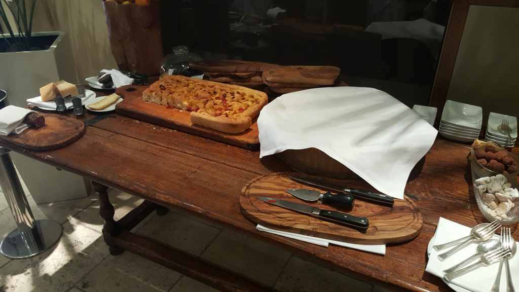 formaggi, focacce, Zafferano Restaurant, Londra 