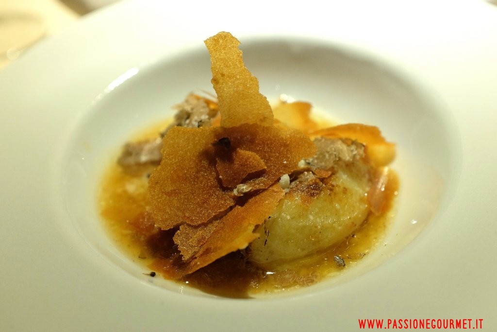 Le Calandre: Gnocchi di patate e topinambur con spremuta di pastinaca e tartufo bianco