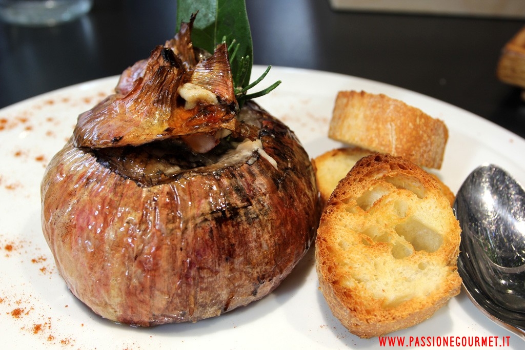 Degusta: cipolla ramata di Montoro con fonduta di formaggio.
