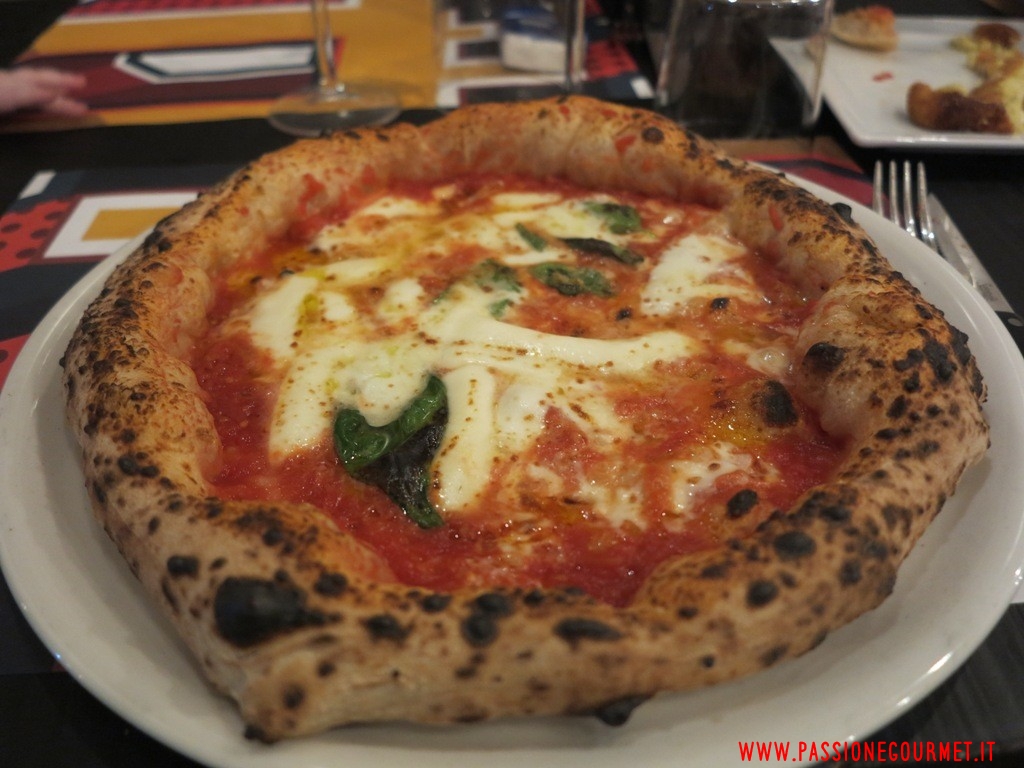 Pizzeria P: pizza pomodoro San Marzano, parmigiano di montagna, Fior d’Agerola, olio e basilico
