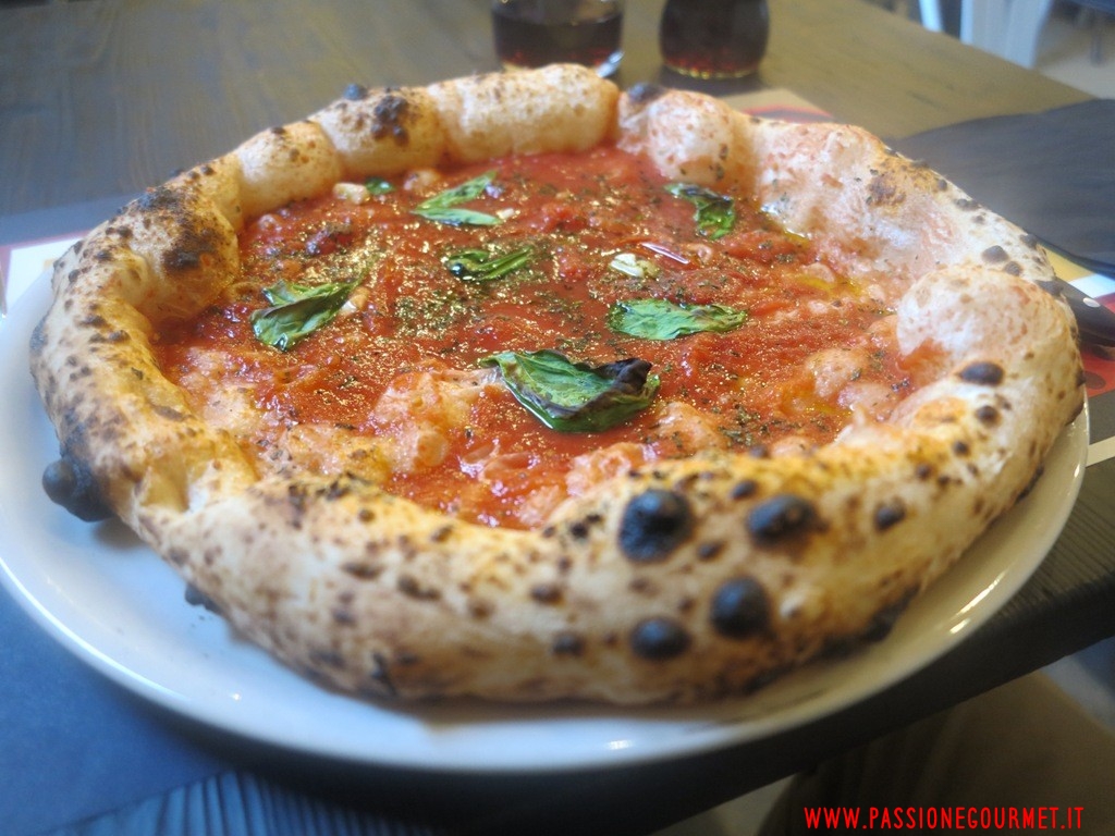 Pizzeria P: pizza pomodoro lampadina, aglio di nubia e origano di montagna